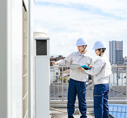 設備点検をする作業員